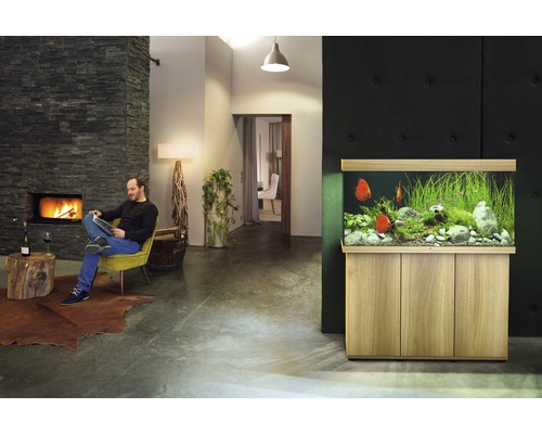 Obývací pokoj s akváriem, krbem a sedícím mužem