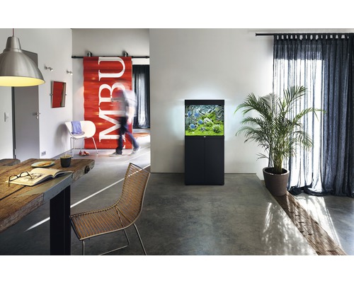 Obývací pokoj s akváriem včetně skříňky, jídelního stolu a židlí