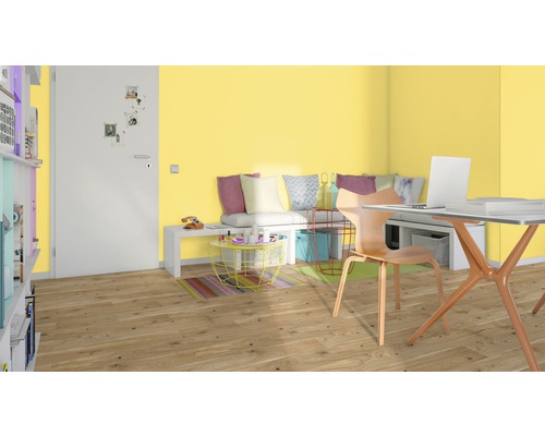 Světlá pracovna se stolem, židlí a posezením před žlutou stěnou