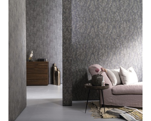 Interiér s různými vzory tapet, komoda a dekorace