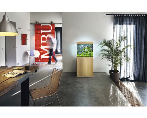 Obývací pokoj s akváriem na skříňce, jídelním stolem a dekorací