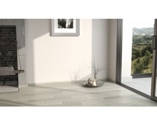 Světlá místnost s krbem, dřevěnou podlahou a výhledem posuvnými dveřmi