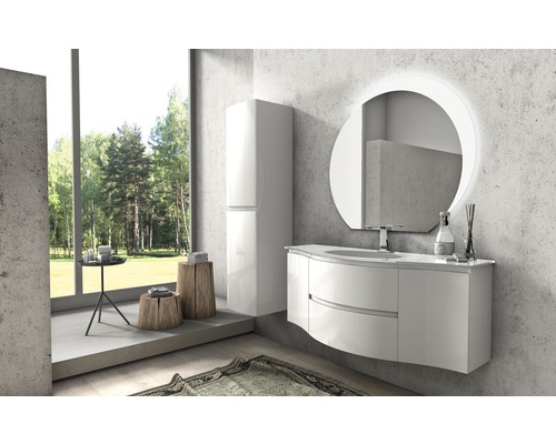 Moderní koupelna s umyvadlem, zrcadlem, skříňkou a dekorací