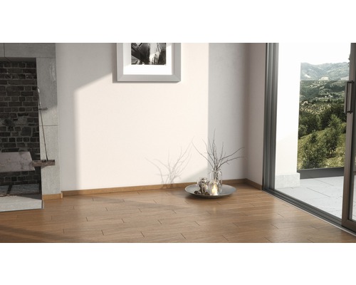 Světlý pokoj s dřevěnou podlahou, zděným krbem a posuvnými dveřmi na balkon s výhledem.