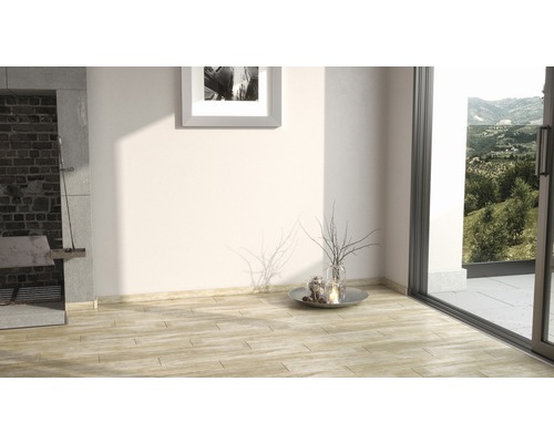 Světlá místnost s dřevěnou podlahou, grilem, dekorací a oknem