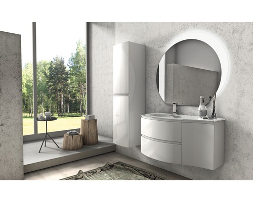 Moderní koupelna s umyvadlovou skříňkou, zrcadlovou skříňkou a oknem