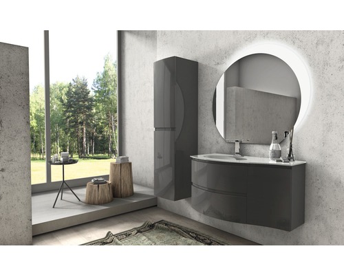 Moderní koupelna s umyvadlem, zrcadlovou skříňkou a vysokou skříní před oknem s výhledem do přírody.