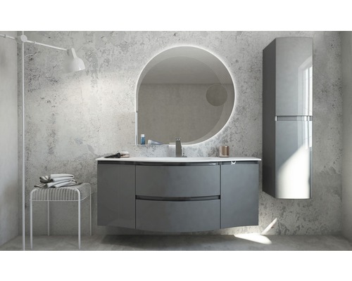 Moderní koupelna s umyvadlovou skříňkou, zrcadlovou skříňkou a kulatým zrcadlem s osvětlením.