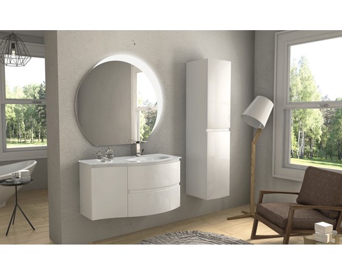 Moderní koupelna s umyvadlovou skříňkou, zrcadlovou skříňkou a vysokou skříňkou.