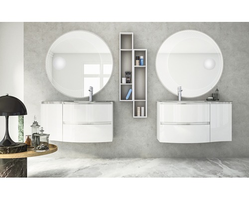 Moderní koupelna se dvěma umyvadly, kulatými zrcadly a policemi