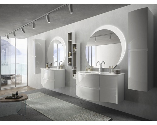 Světlá koupelna se dvěma umyvadly, kulatými zrcadly s osvětlením a odpovídajícími vysokými skříněmi.