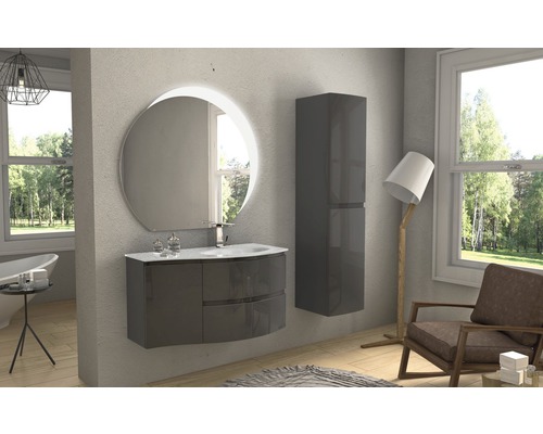 Moderní koupelna s umyvadlem, zrcadlem a vysokou skříní