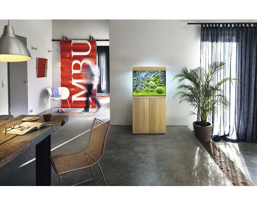 Obývací pokoj s akváriem na skříňce, jídelním stolem a židlí