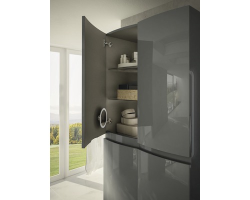 Lesklá koupelnová skříňka s policemi a otevřenými dvířky