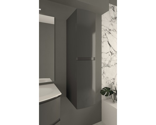 Moderní koupelna s vysokou závěsnou skříňkou pro skladování