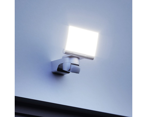 Nástěnné svítidlo se snímačem pohybu na stěně