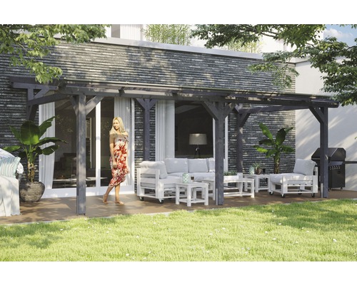 Dřevěná pergola se sedací soupravou na terase v zahradě.
