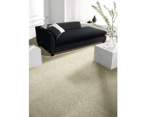 Světlá podlahová krytina v obývacím pokoji s černou pohovkou a bílými odkládacími stolky.