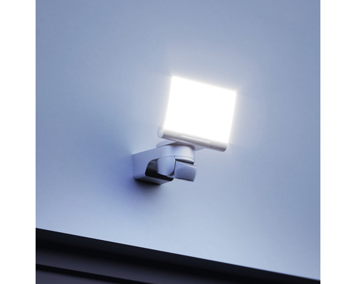 LED venkovní reflektor s detektorem pohybu na zdi