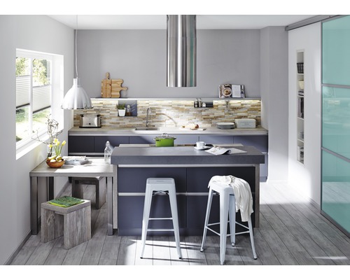 Světlá kuchyně s kuchyňským ostrůvkem, barovými stoličkami a jídelním stolem pro přátelskou atmosféru