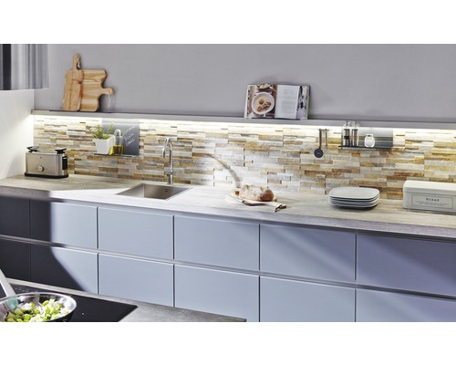 Kuchyňská linka s dřezem, baterií, kuchyňským náčiním a dekorativními předměty