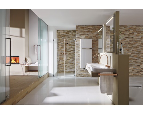 Světlá koupelna se sprchou, umyvadlem, zrcadlem a krbem