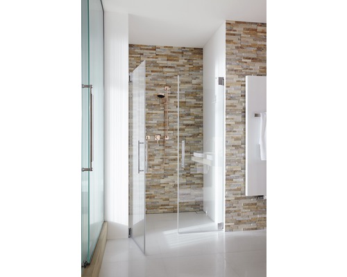 Sprchový kout s prosklenými stěnami a kamennou zdí