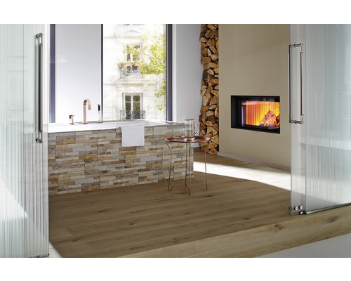 Koupelna s vanou, krbem, hromadou dřeva a dřevěnou podlahou