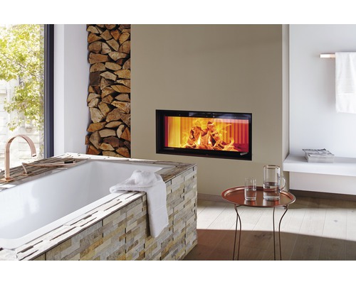 Koupelna s vanou, krbem a hromadou dřeva