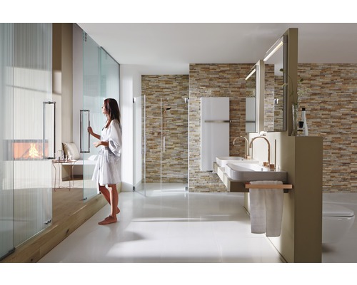 Světlá koupelna s dvojitým umyvadlem, sprchou a krbem pro moderní a relaxační atmosféru