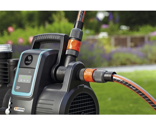 Domácí vodní automat Gardena s připojenou zahradní hadicí
