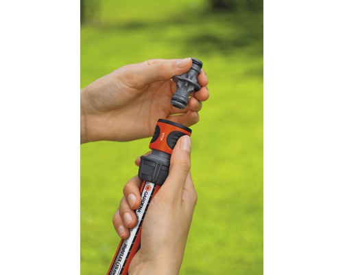 Zahradní hadice s hadicovou spojkou je připojena.