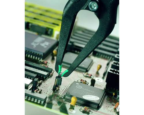 Elektronická pinzeta na počítačové desce