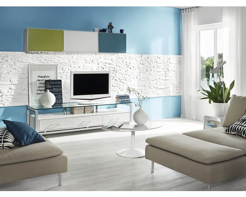 Obývací pokoj s televizí, gaučem a bílým nábytkem v moderním designu