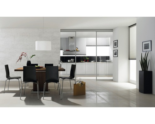 Moderní jídelna s dřevěným stolem, černými židlemi a otevřenou kuchyní