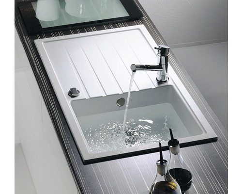 Dřez s odkapávací plochou a vodovodní baterií na pracovní desce