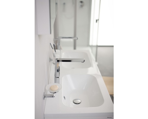 Koupelna s dvojitým umyvadlem a chromovými bateriemi