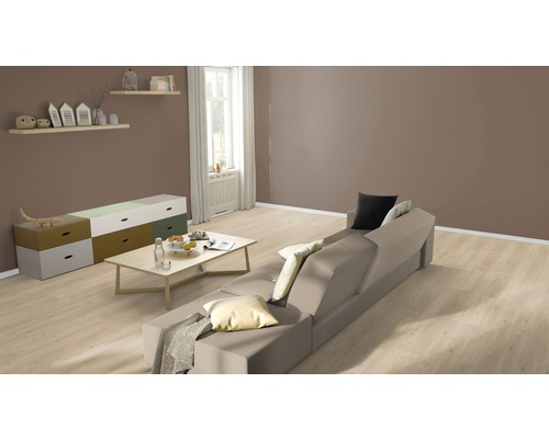 Obývací pokoj s pohovkou, stolem a komodou