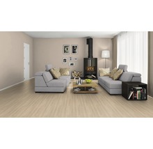 Světlý obývací pokoj s laminátovou podlahou, pohovkami, krbem a dekorativními předměty pro útulnou atmosféru