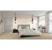 Světlá ložnice s dvoulůžkem, nočními stolky, závěsnými svítidly a psacím stolem u okna