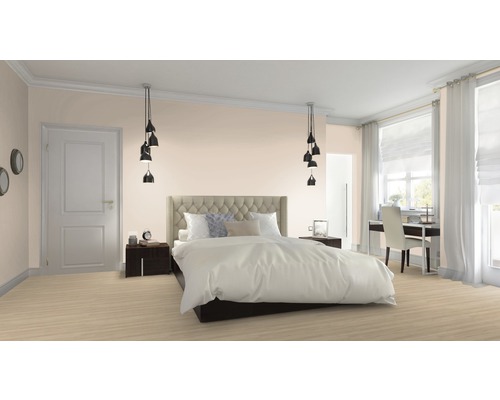 Světlá ložnice s dvoulůžkem, nočními stolky, závěsnými svítidly a psacím stolem u okna