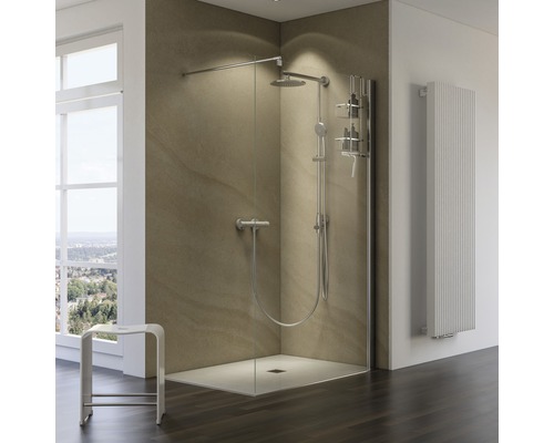 Sprchový kout se sprchovou baterií, sprchovým žlabem a radiátorem v koupelně.