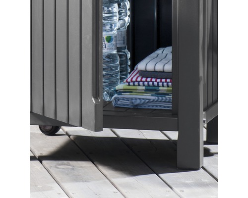 Pojízdná venkovní kuchyňská skříňka s lahvemi vody a textilem