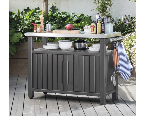 Grilovací stůl s pracovní deskou a úložným prostorem pro venkovní použití.