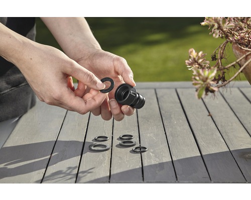 Montáž hadicové spojky s těsnicími kroužky na zahradním stole