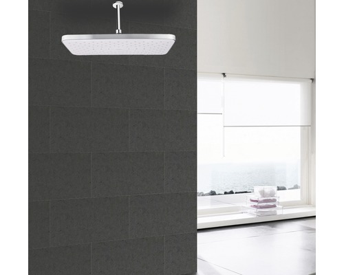 Stropní sprchová hlavice v koupelně