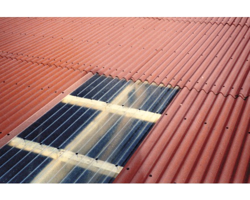 Střecha s červenými vlnitými deskami a světlíky