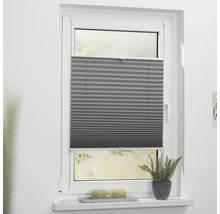 Šedá plisovaná žaluzie v okně pro soukromí a ochranu před sluncem