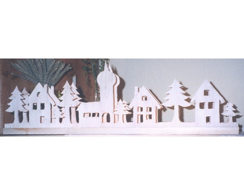 Dřevěná dekorace s domy, jedlemi a kostelní věží