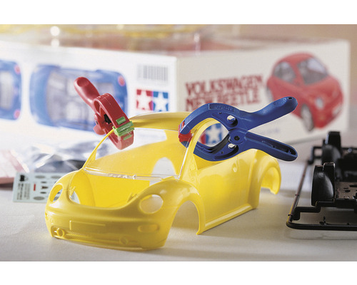 Žlutá karoserie Volkswagen New Beetle s nástrojovými svorkami pro modelářství